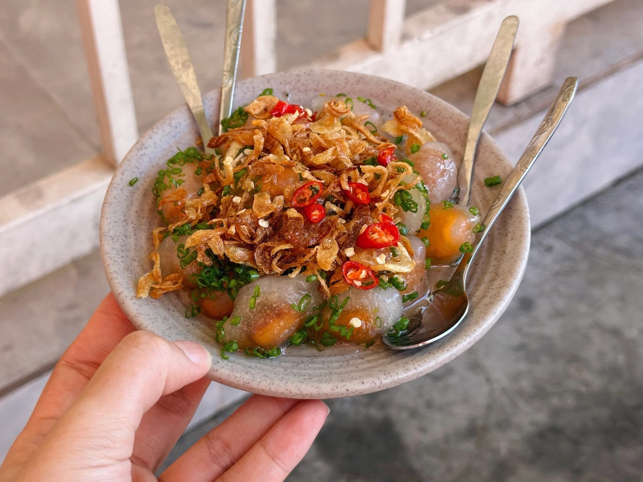 Ẩm thực Phan Thiết quanh bãi biển Đồi Dương gây thương nhớ với những món dân dã như bánh căn, bánh quai vạc hay bánh tráng nướng mắm ruốc